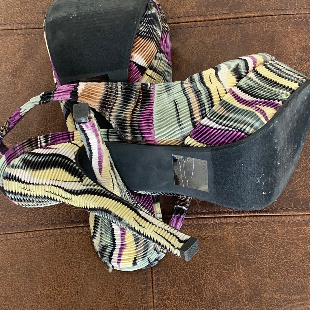Two Lips Heels - Picture 4 of 7